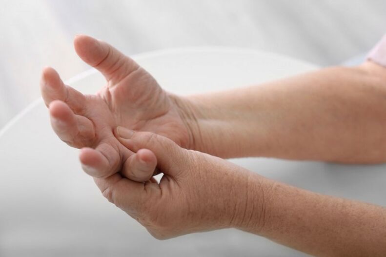 Ellerde ve parmaklarda ağrı, servikal osteokondrozun yaygın bir semptomudur. 